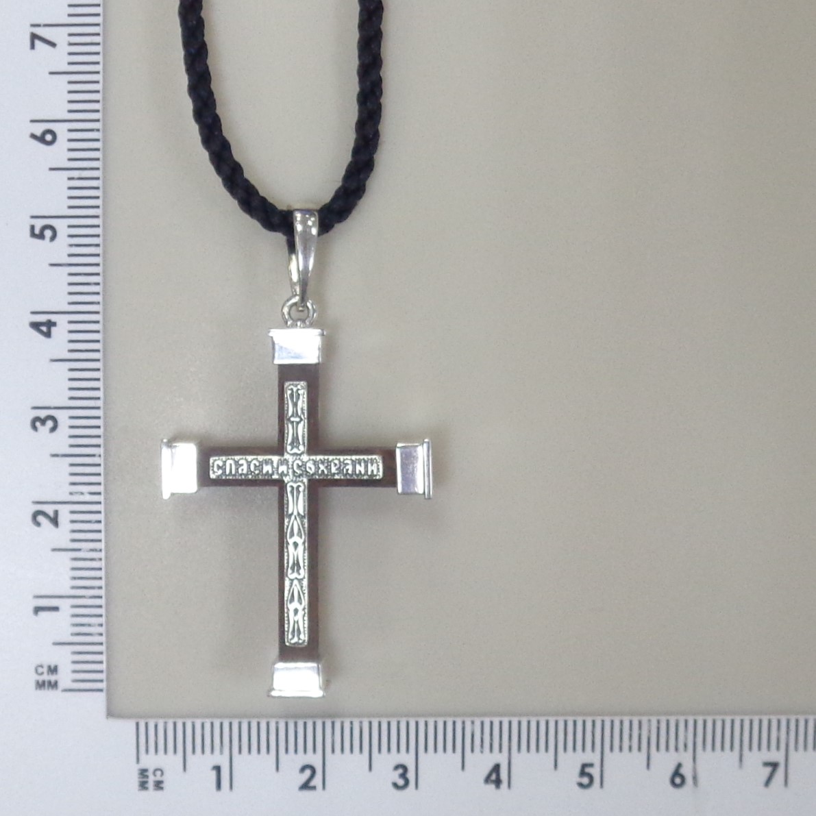 Серебряная подвеска-крест с фианитами на шнурке